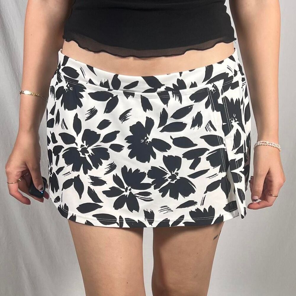 Island-escape Women's Black and White Skirt